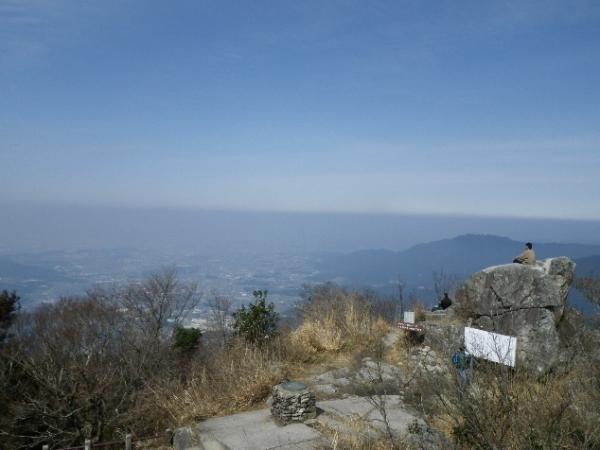 ポカポカ陽気の宝満山山頂。みんな気持良さそうに眺望を楽しんでおられました！